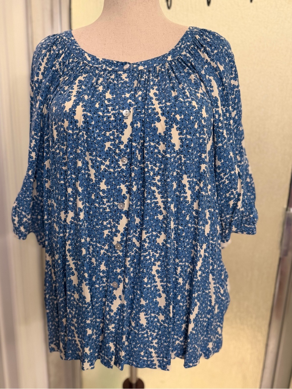 Karen Kane Blue Ditsy Floral Button Front Peasant Blouse Top 1X EUC $32